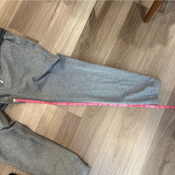 Vuori Men’s Balboa Joggers Sweatpants Grey Pants
Size Medium performance wear - Picture 5 of 8